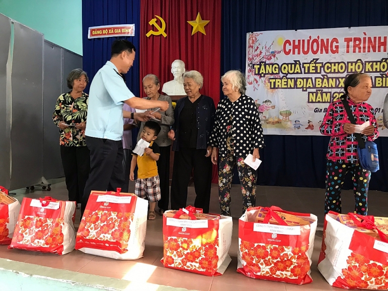 hai quan tay ninh trao hon 1000 phan qua tet cho nguoi ngheo