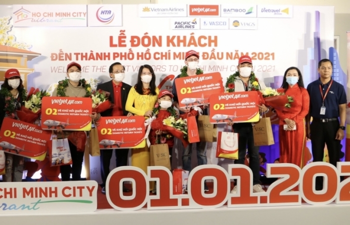 TPHCM chào đón những du khách đầu tiên xông đất năm mới 2021