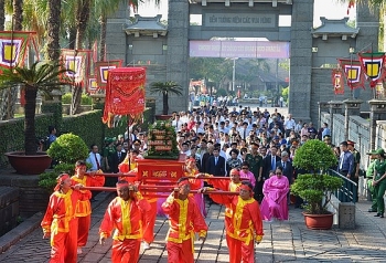 Lãnh đạo TPHCM dâng cúng bánh tét Quốc tổ Hùng Vương