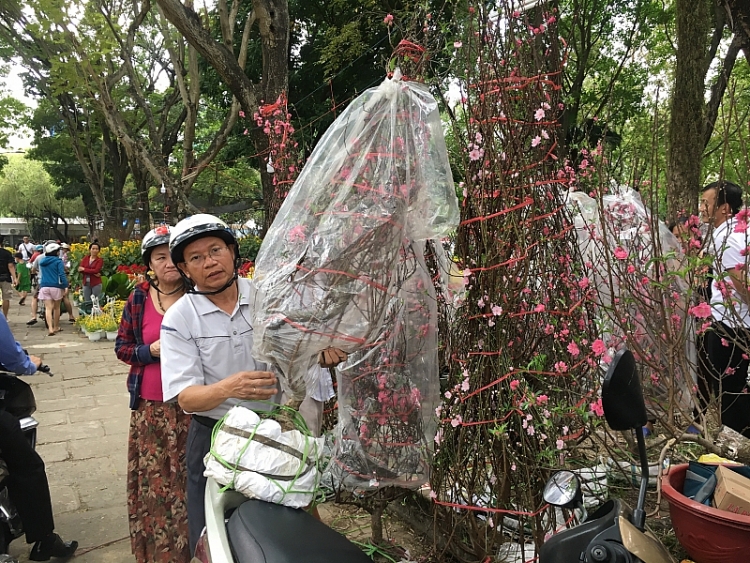 cho hoa sai gon vang khach tieu thuong lo hoa e