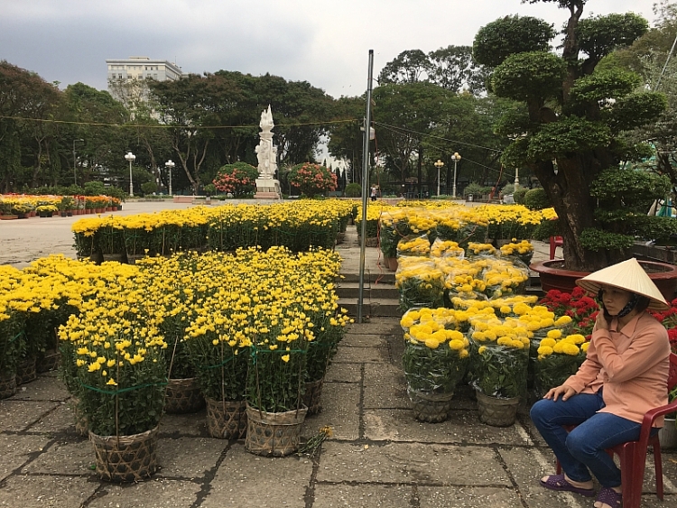 cho hoa sai gon vang khach tieu thuong lo hoa e