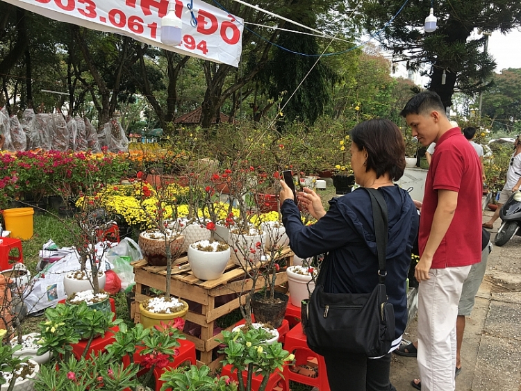 cho hoa sai gon vang khach tieu thuong lo hoa e