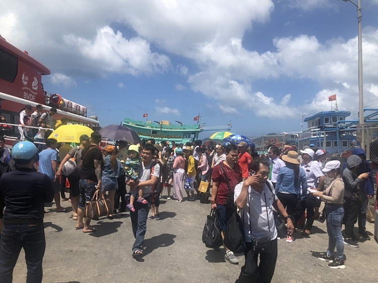 tau thuy cao toc vung tau con dao thu hut dong dao du khach