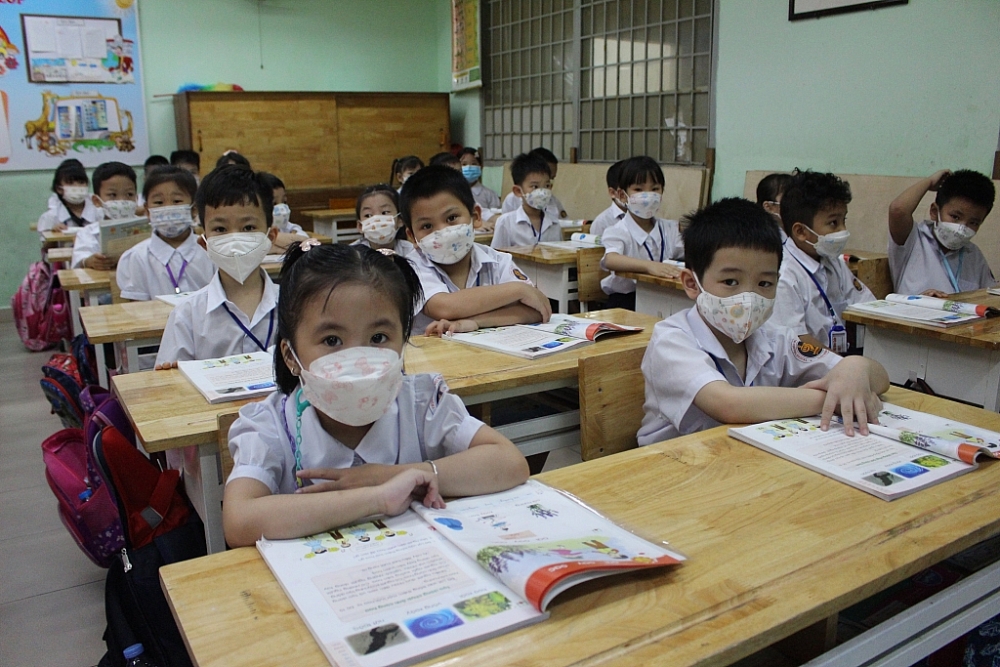 Học sinh tiểu học tại TPHCM trong ngày đầu tiên trở lại trường. Ảnh T.D