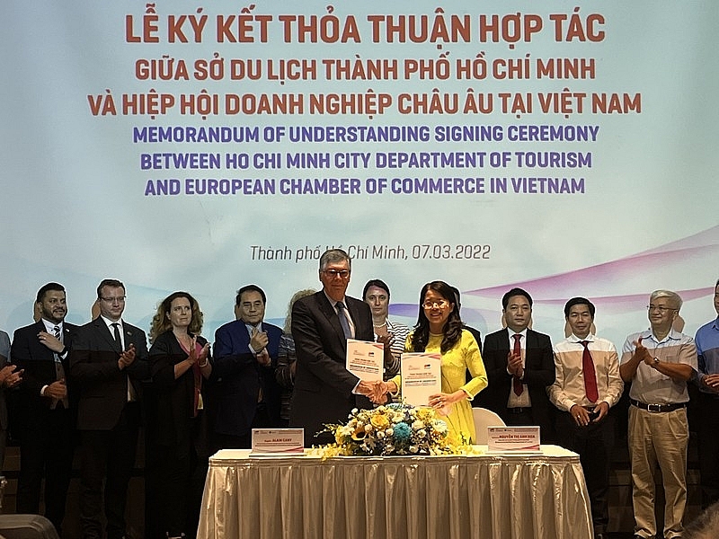 Bà Nguyễn Thị Ánh Hoa - Giám đốc Sở Du lịch TP.HCM và ông Martin Koerner - đại điện EuroCham ký kết thỏa thuận hợp tác xúc tiến du lịch TP.HCM. Ảnh T.D