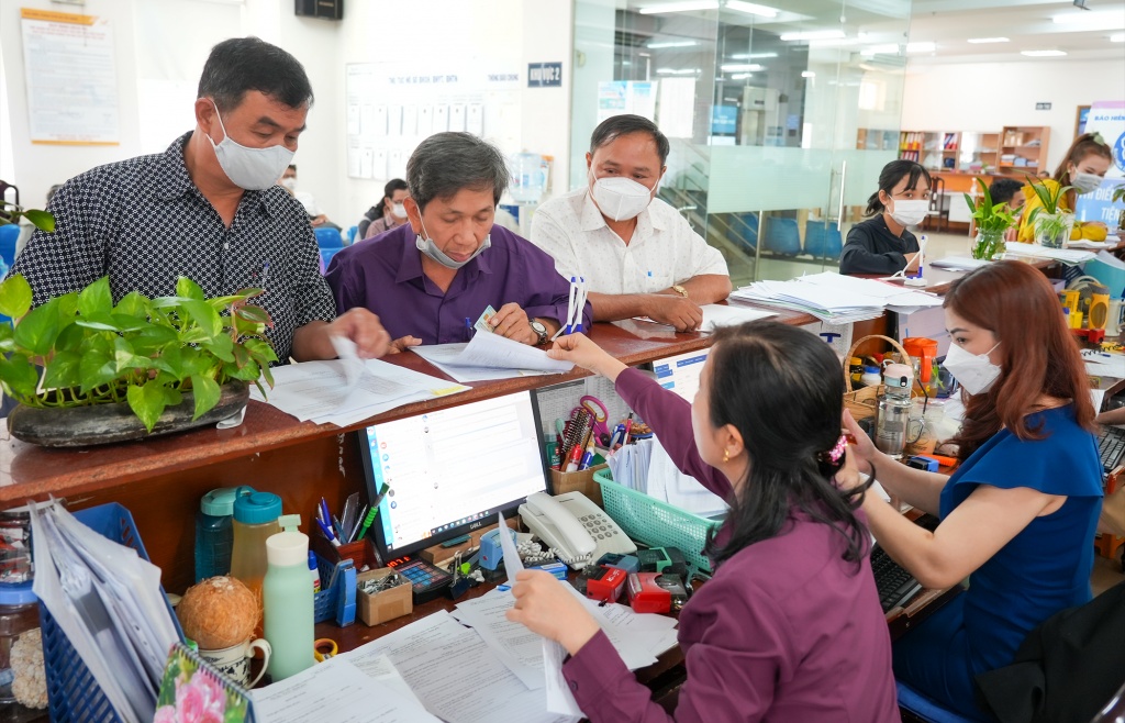 Người lao động nên bảo lưu thời gian tham gia BHXH thay vì nhận một lần