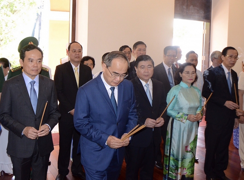 lanh dao tphcm dang huong tuong niem chu tich ho chi minh