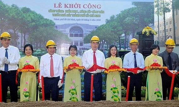 khoi cong khoi phuc cong vien truoc nha hat tphcm