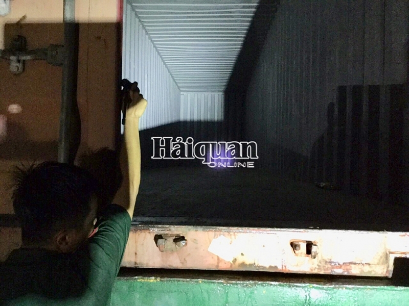 hai quan tay ninh bat giu container hang qua canh gan 36000 usd bi rut ruot