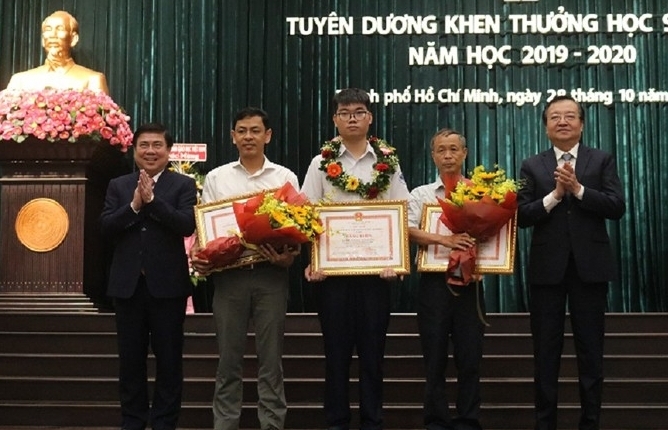 Trao thưởng 150 triệu đồng cho học sinh đạt Huy chương Bạc Olympic Toán quốc tế