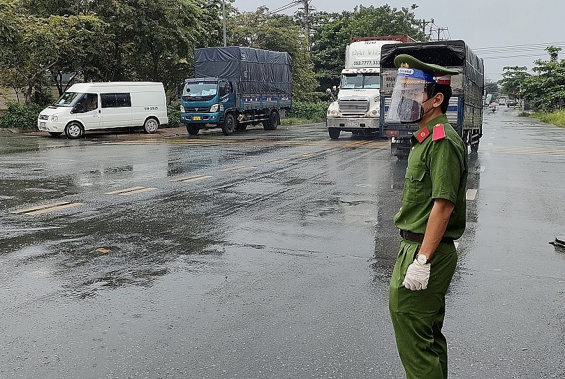 Lực lượng Công an kiểm soát đảm bảo an ninh trật tự và phòng, chống dịch Covid-19. Ảnh Công an TPHCM cung cấp