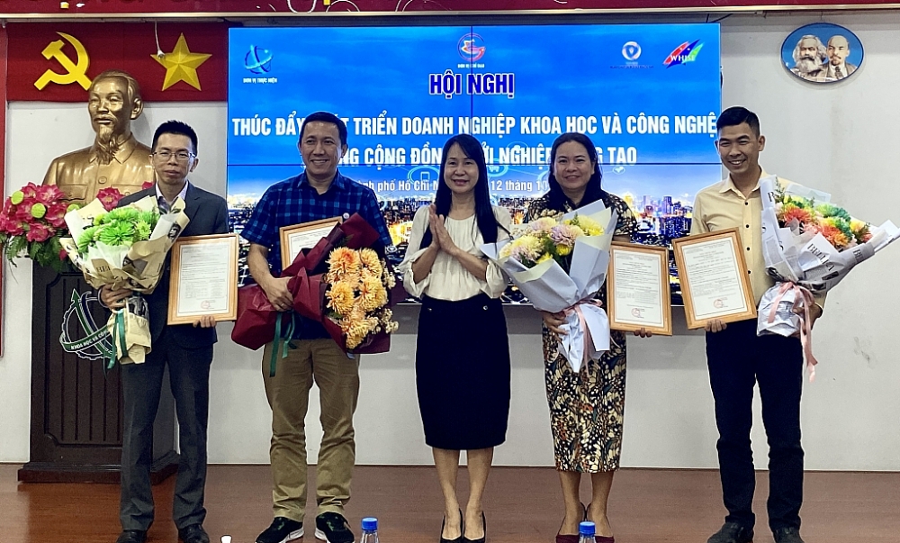 Lãnh đạo Sở KH&CN TPHCM trao Giấy chứng nhận doanh nghiệp KH&CN năm 2022 cho đại diện các doanh nghiệp. Ảnh: T.D