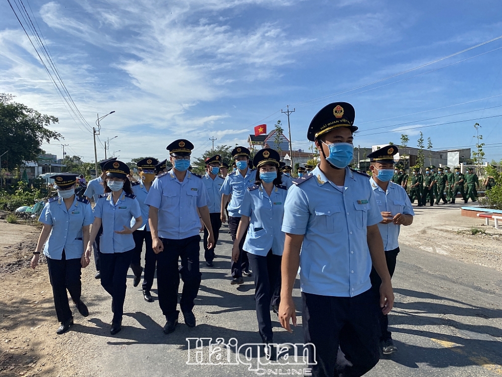 CBCC Hải quan Long An đi bộ diễu hành phòng chống tệ nạn ma túy. Ảnh T.D