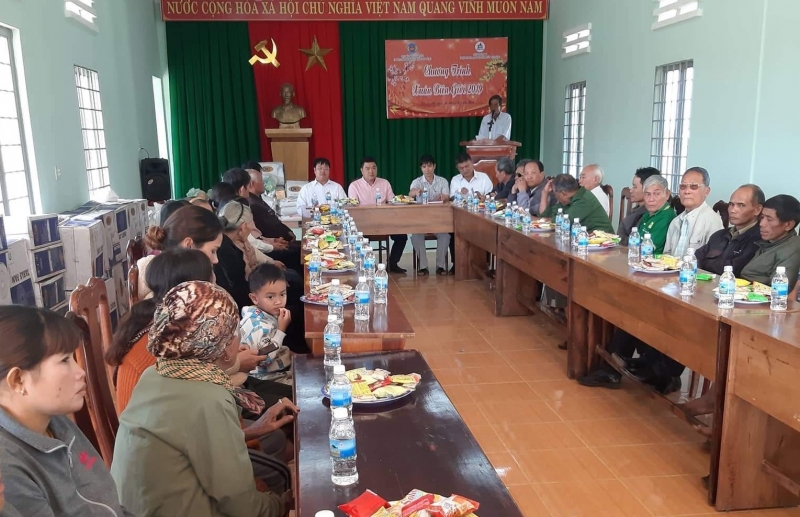 hai quan buprang trao nha tinh thuong qua tet cho dong bao ngheo