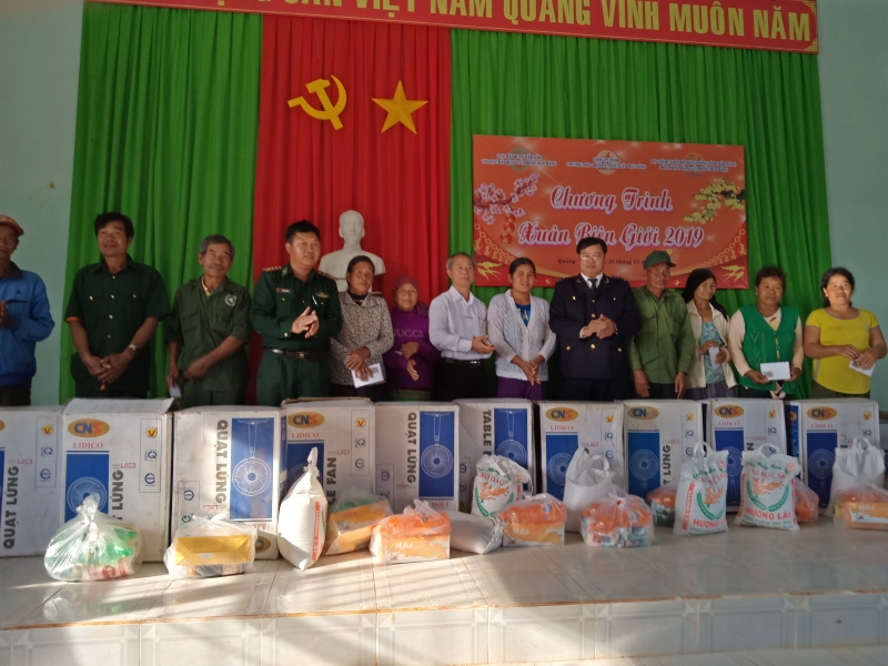 hai quan buprang trao nha tinh thuong qua tet cho dong bao ngheo