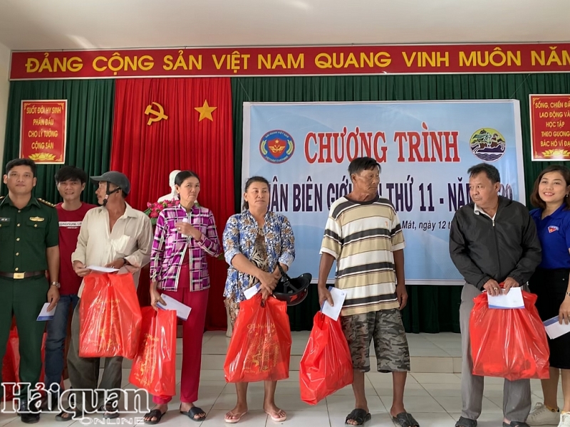 thanh nien hai quan mang xuan som den voi dong bao ngheo ca mau bac lieu