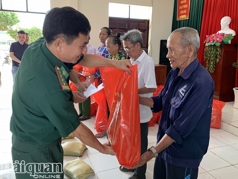 thanh nien hai quan mang xuan som den voi dong bao ngheo ca mau bac lieu