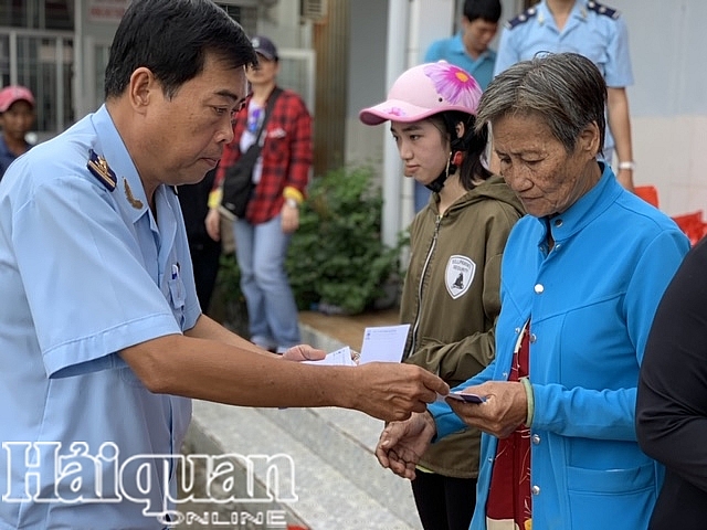 thanh nien hai quan mang xuan som den voi dong bao ngheo ca mau bac lieu