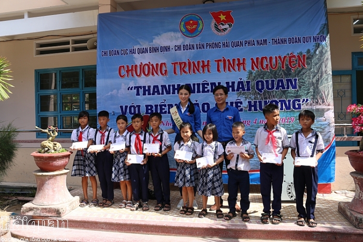 hoa hau trai dat phuong khanh dong hanh cung thanh nien hai quan huong ve bien dao