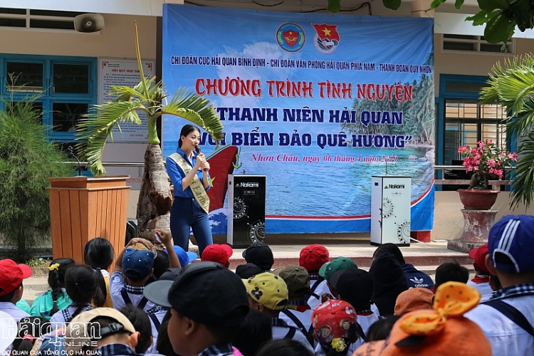 hoa hau trai dat phuong khanh dong hanh cung thanh nien hai quan huong ve bien dao