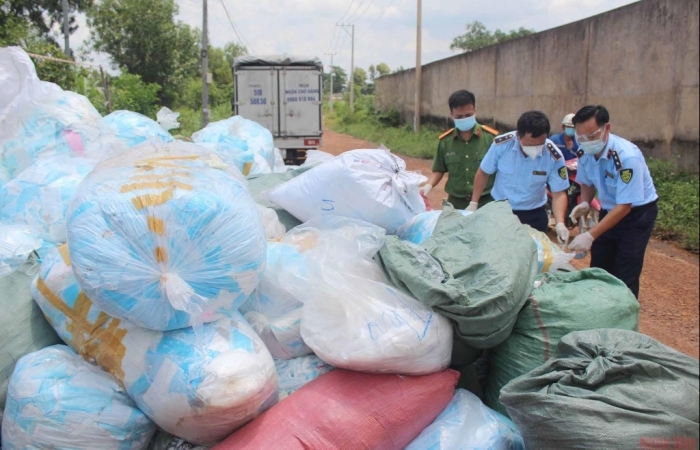 Tái chế hơn 1 tấn khẩu trang y tế hư, lỗi để bán kiếm lời