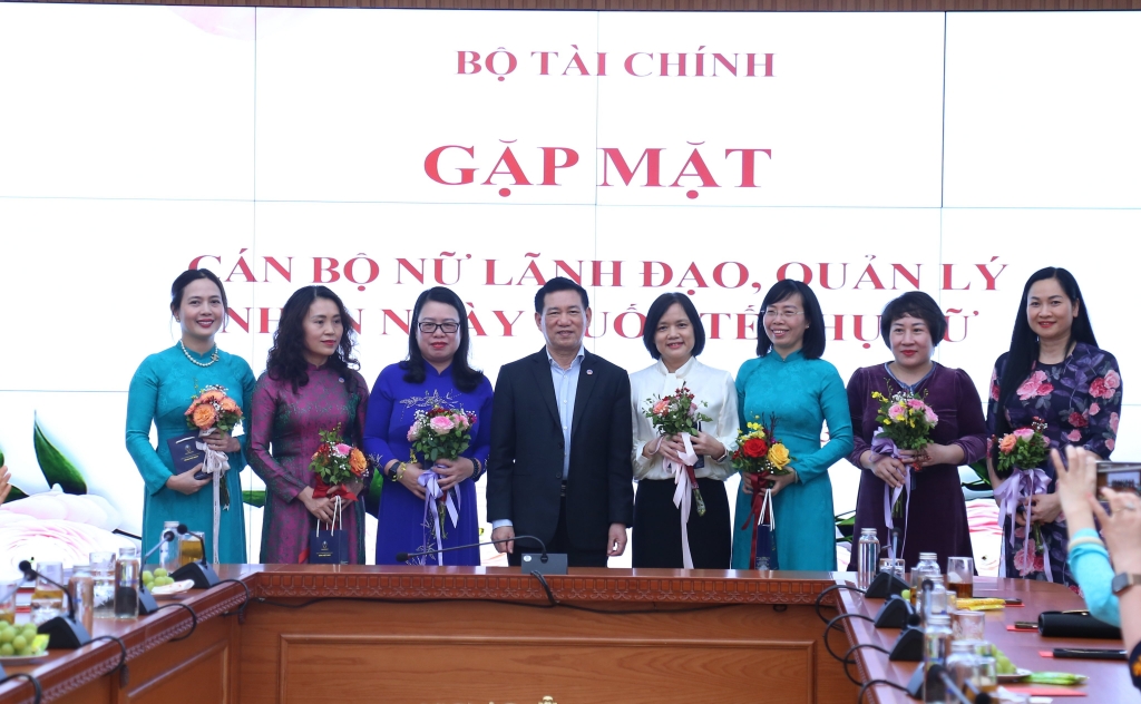 Lãnh đạo Bộ Tài chính gặp mặt đại diện nữ cán bộ lãnh đạo, quản lý nhân dịp 8/3