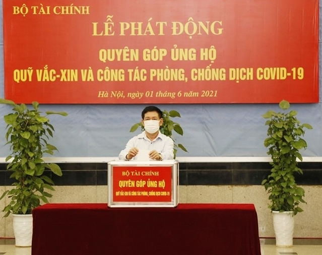 Bộ Tài chính quyên góp, ủng hộ 5 tỷ đồng cho Quỹ vắc xin phòng Covid-19