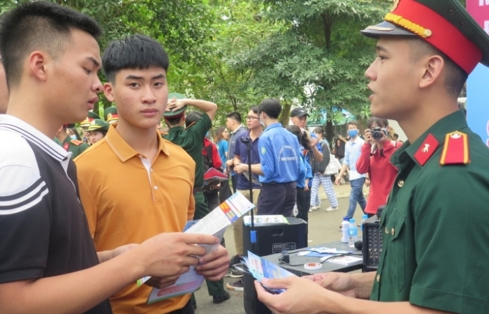 Tuyển sinh ngành quân đội: Học phi công quân sự có được ra làm phi công thương mại?