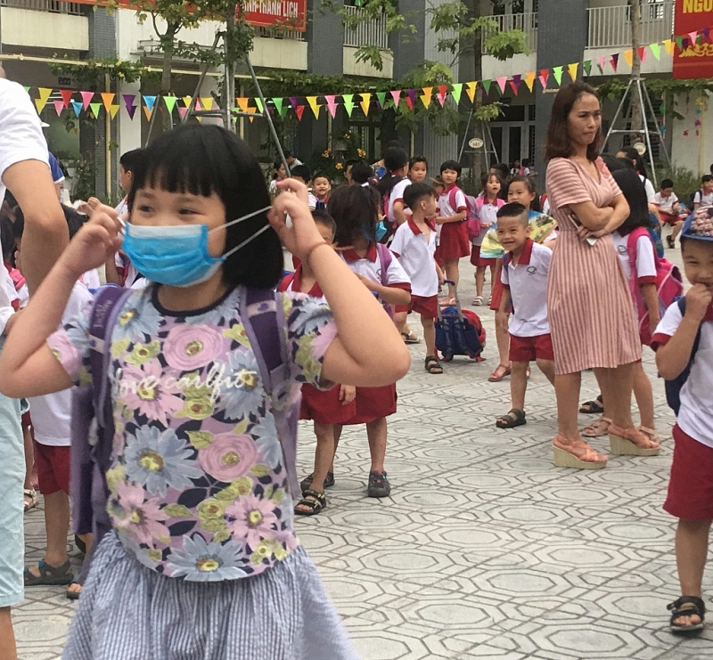 nhieu phu huynh truong tieu hoc ha dinh cho con nghi hoc vi lo o nhiem thuy ngan