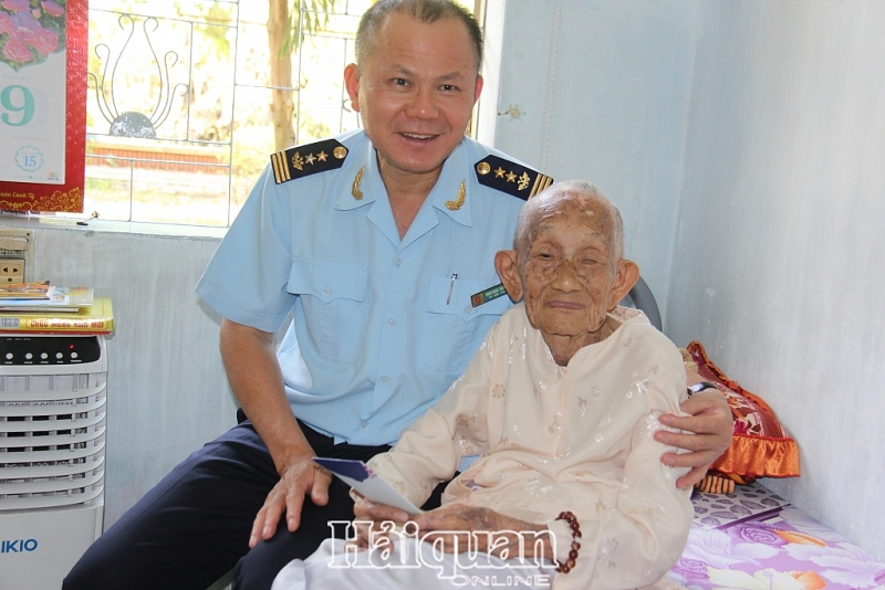 cuc hai quan tphcm mang tet yeu thuong dam am den cho nguoi gia va tre em