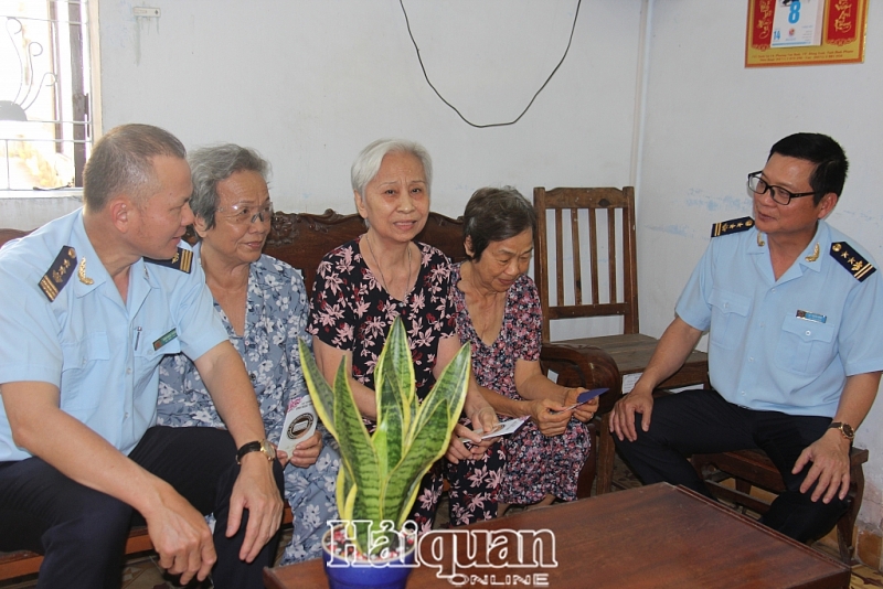 cuc hai quan tphcm mang tet yeu thuong dam am den cho nguoi gia va tre em