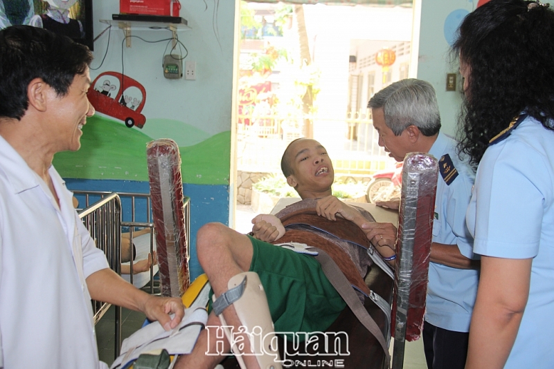 cuc hai quan tphcm mang tet yeu thuong dam am den cho nguoi gia va tre em