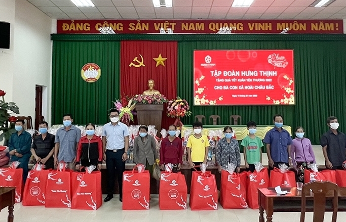 Tập đoàn Hưng Thịnh trao gần 1.000 phần quà Tết cho bà con nghèo