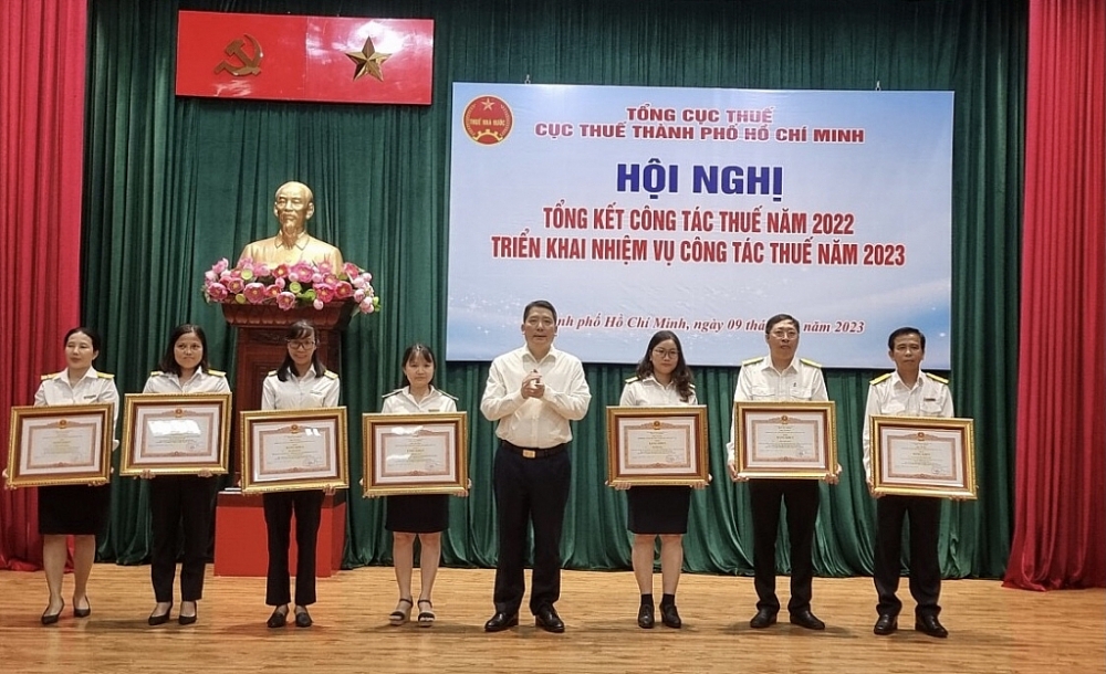 Thứ trưởng Cao Anh Tuấn khen thưởng các tập thể, cá nhân đạt thành tích xuất sắc