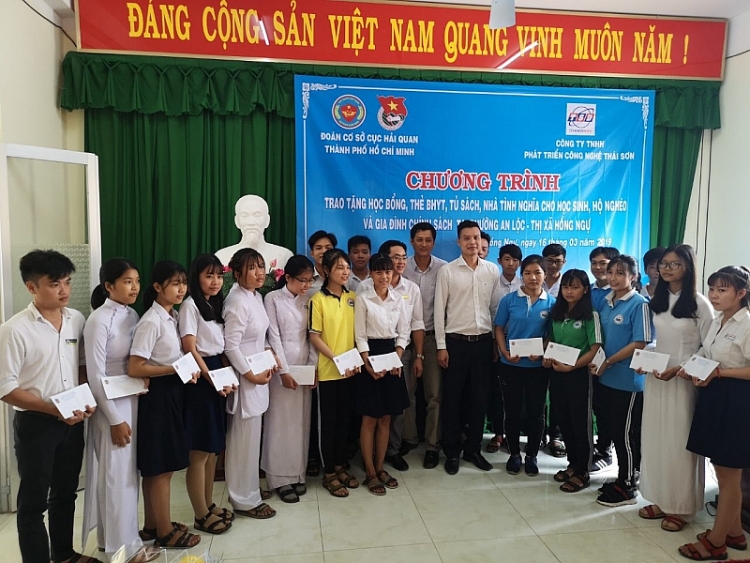 doan thanh nien hai quan tphcm trao tang 2 can nha tinh nghia tai dong thap