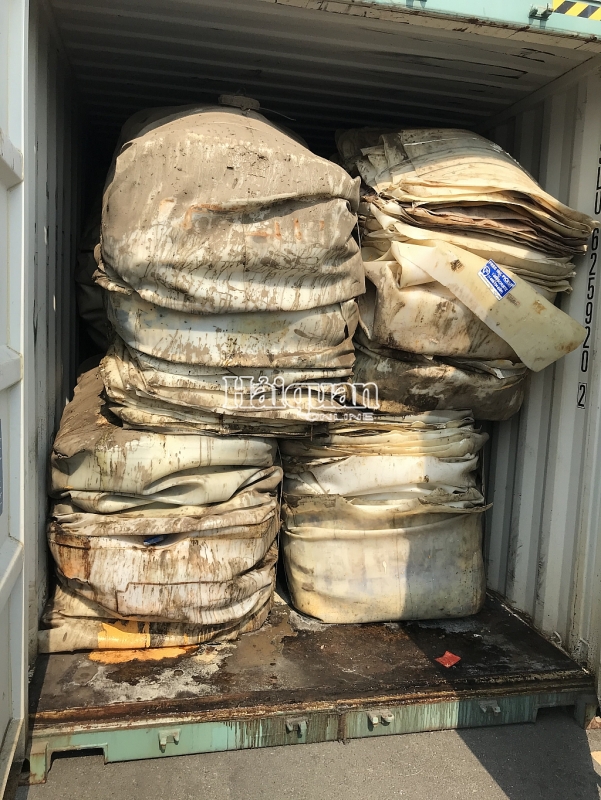 hinh anh hon 1000 container rac nhap khau buoc phai tai xuat