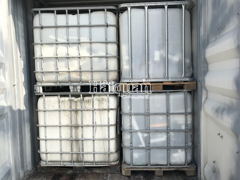 hinh anh hon 1000 container rac nhap khau buoc phai tai xuat