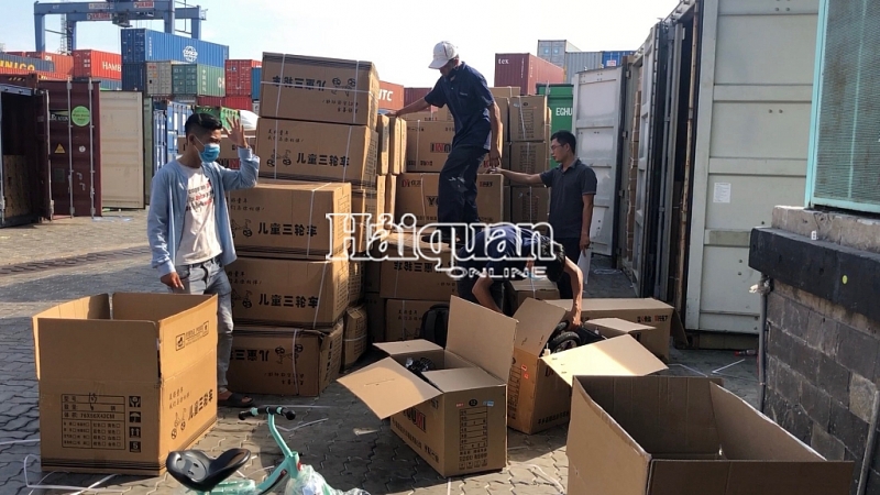 hai quan tphcm tam giu 2 container do choi trung quoc nhap khau