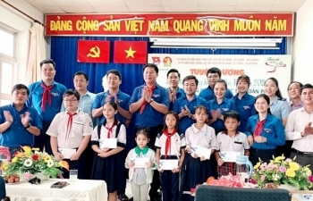 Thanh niên Hải quan TPHCM trao học bổng cho học sinh nghèo