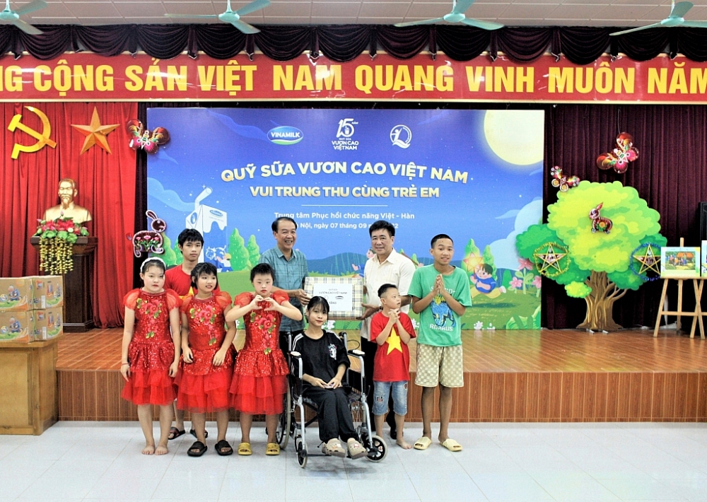 Vinamilk và Quỹ sữa vươn cao Việt Nam cùng trẻ em vui Tết Trung thu