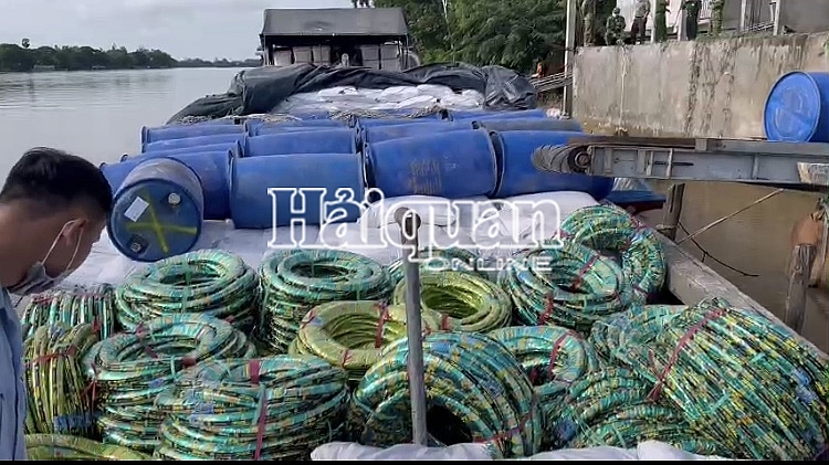 Hải quan An Giang phối hợp bắt hàng chục tấn hóa chất vi phạm