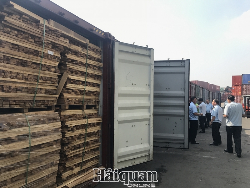 hinh anh kham xet 25 container go gian lan thue lon