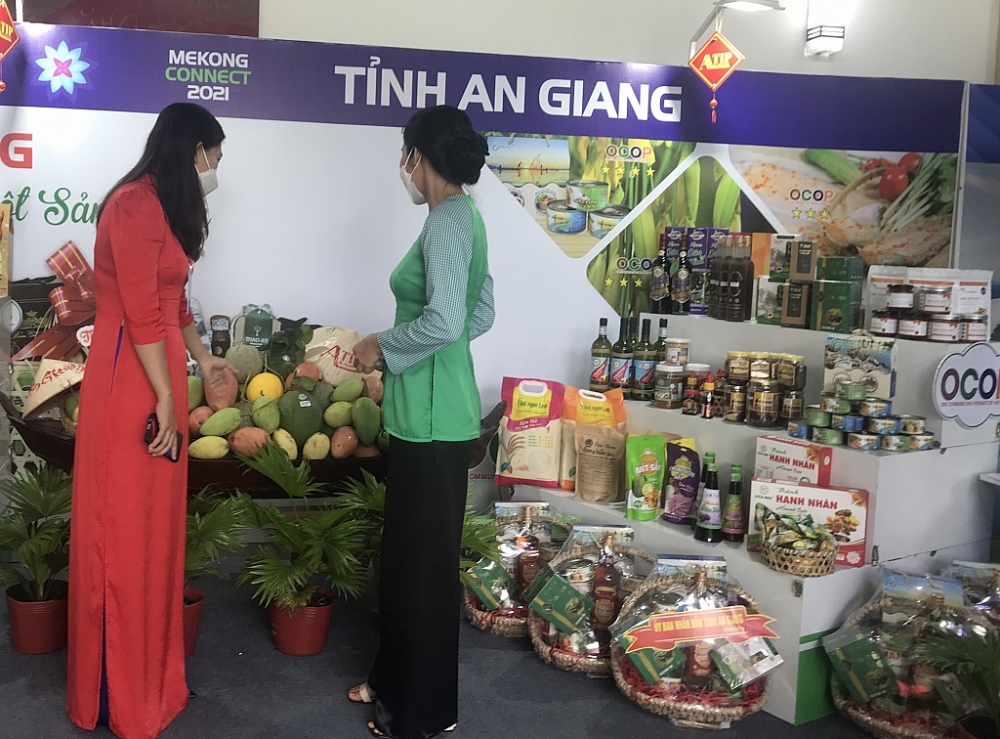 An Giang giới thiệu các sản phẩm COOP tại diễn đàn. ảnh: T.H