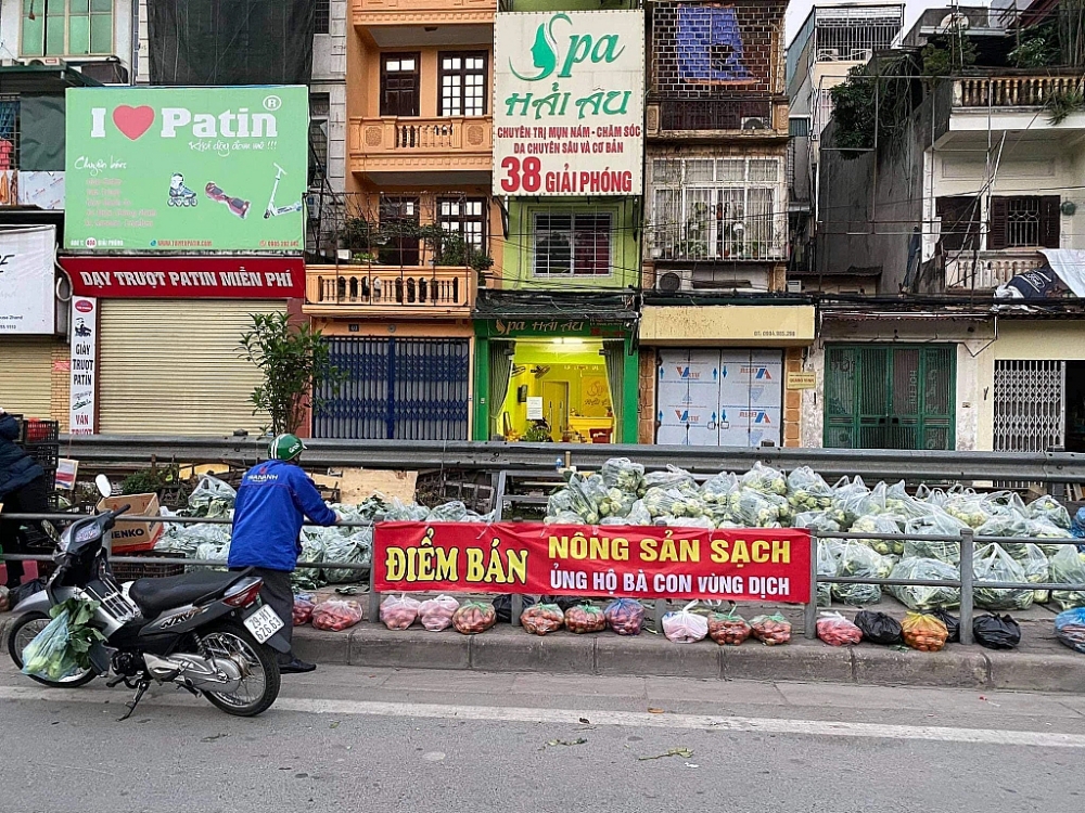 Một điểm bán nông sản giúp nông dân Hải Dương.