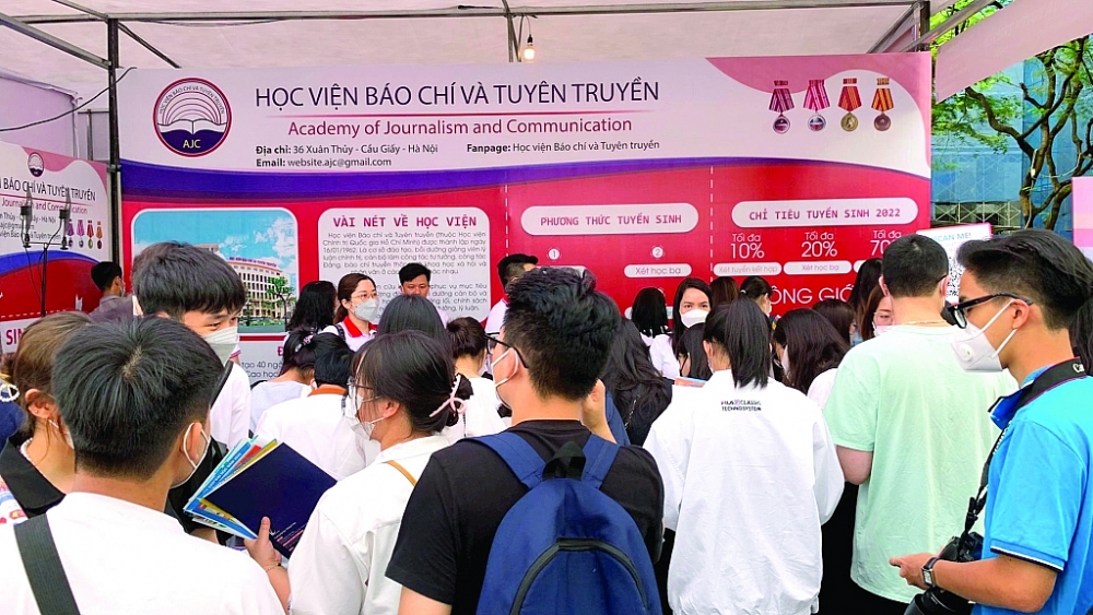 Nhiều bạn trẻ đến tìm hiểu về các ngành học tại gian tư vấn của Học viện Báo chí và Tuyên truyền.