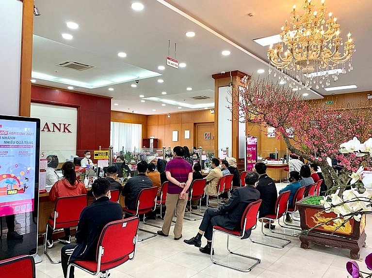  Không khí nhộn nhịp trong ngày làm việc đầu tiên tại Agribank Bắc Giang.