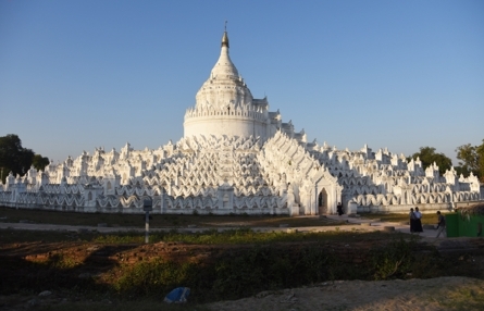 Vẻ đẹp thanh bình của Làng cổ Mingun ở Myanmar