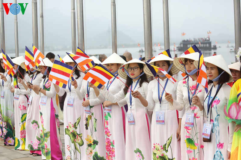 hang nghin tang ni phat tu quoc te du khai mac vesak 2019