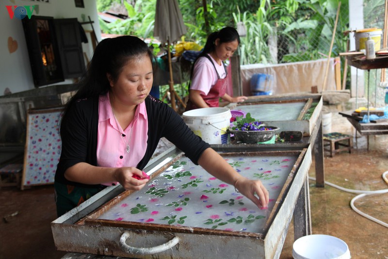 lang nghe lam giay saa truyen thong diem den doc dao o luang prabang