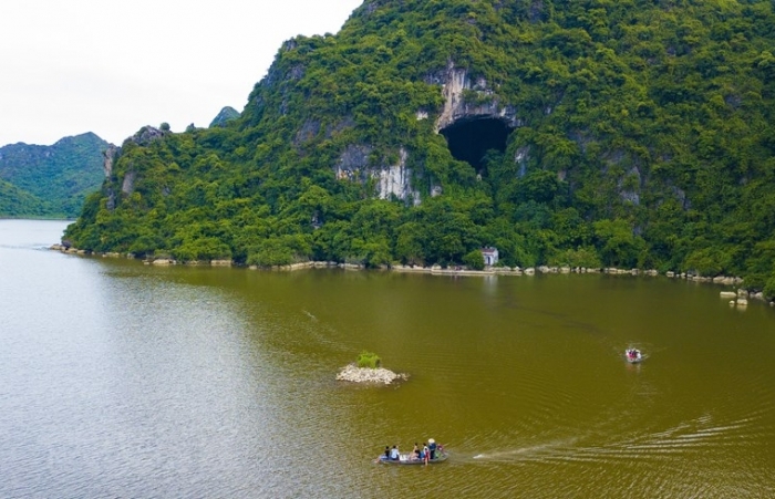 'Ngỡ như đang lạc vào chốn thủy cung' khi khám phá động Mã Tiên